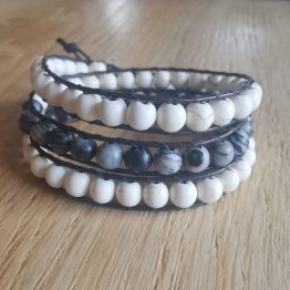 howlite jaspe araignée devant